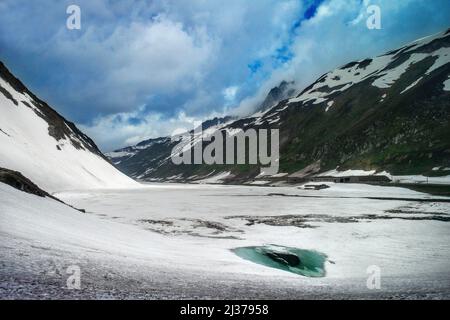 Glacier Express, Oberalppass, Schnee, Andermatt, Kanton Uri, Schweiz, Europa Stockfoto