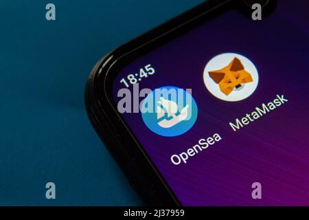 OpenSea und MetaMask Anwendungssymbole auf dem Smartphone-Bildschirm. Afyonkarahisar, Türkei - 5. April 2022. Stockfoto