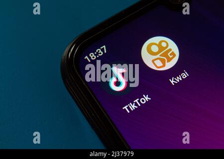 Anwendungssymbole von TikTok und Kwai auf dem Smartphone-Bildschirm. Beliebte Social-Media-Apps. Afyonkarahisar, Türkei - 5. April 2022. Stockfoto