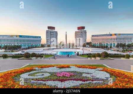 Platz der Republik Almaty mit Blumenbeet und Unabhängigkeitsdenkmal. Almaty, Kasachstan - 05. September 2021 Stockfoto