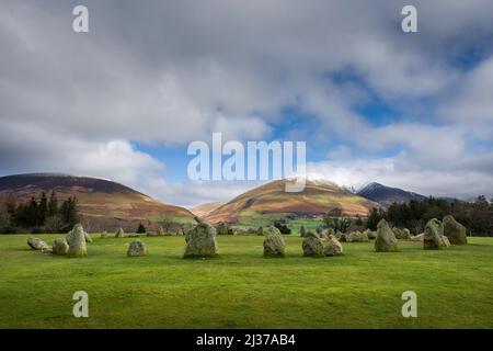 Castlerigg-Steinkreis und eine schneebedeckte Blencathra im English Lake District National Park in der Nähe von Keswick, Cumbria, England. Stockfoto