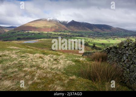 Blencathra, oder Saddleback, fiel und twitterte Tarn von Low Rigg im English Lake District National Park in der Nähe von Keswick, Cumbria, England. Stockfoto