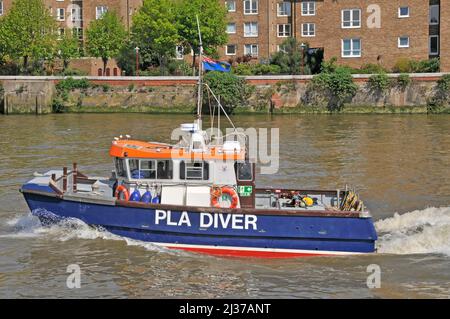 Port of London PLA Marine Services voll ausgestattetes Unterstützungsboot 'PLA Diver' mit Geschwindigkeit, das von Tauchern auf verschiedenen Unterwasserarbeiten River Thames England UK verwendet wird Stockfoto