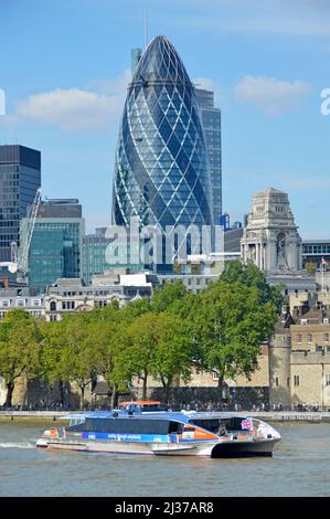 Gherkin Bürogebäude Wolkenkratzer auf City Skyline hoch über dem Waterside Tower of London River Thames Clipper High Speed Tour Boot Sommertag England Stockfoto