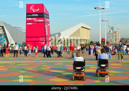 Olympische Spiele 2012 in London Behindertengerechte Besucher und wandelende Zuschauer bewegen sich bei den Paralympischen Spielen in Stratford Newham England zwischen den Sportstätten im Olympiapark Stockfoto