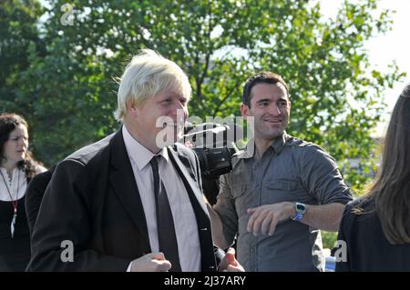 Boris Johnson als Bürgermeister von London bei einem TV-Presseinterview mit einem Kameramann vor dem Rathaus, bevor er konservativer britischer Premierminister England Großbritannien wurde Stockfoto