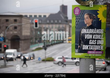 Mülheim, Deutschland. 05. April 2022. Wahlplakat Buendnis 90/die Grünen, Wahlkampfplakate der politischen Parteien zur Landtagswahl Nordrhein-Westfalens 2022 in Mülheim am 5.. April 2022, å Quelle: dpa/Alamy Live News Stockfoto