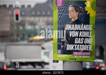 Mülheim, Deutschland. 05. April 2022. Wahlplakat Buendnis 90/die Grünen, Wahlkampfplakate der politischen Parteien zur Landtagswahl Nordrhein-Westfalens 2022 in Mülheim am 5.. April 2022, å Quelle: dpa/Alamy Live News Stockfoto