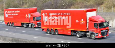 Seitenansicht zwei von einer Art Duplikat rote lkw royal Mail DAF LKW-LKW & Fahrer Sattelanhänger Postwerbung Fahren auf der britischen Autobahn Straße Stockfoto