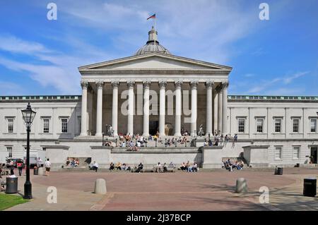 Gruppe von Studenten in der Ausbildung am historischen Wilkins Gebäude der UCL mit Säulengang Kolonnade auf dem Quad Campus University College London England Großbritannien Stockfoto