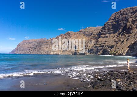 Die Klippen von Los Gigantes, Acantilados de Los Gigantes. Los Gigantes, Teneriffa, Spanien. Strand Playa de los Guios Stockfoto