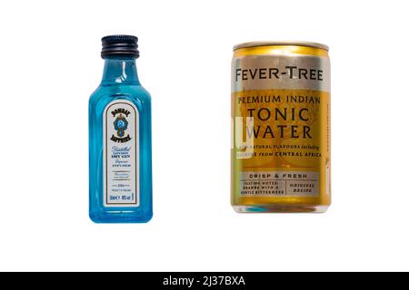 Miniatur-Flasche Bombay Sapphire Gin und Dose Fever-Tree Premium Indian Tonic Water isoliert auf weißem Hintergrund Stockfoto