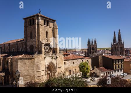 Die katholische Kirche San Nicolas de Bari und die gotische Kathedrale Santa Maria di Burgos, Spanien. Stockfoto