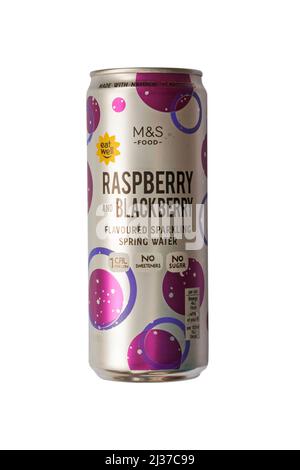 Dose mit Himbeer- und Blackberry-aromatisiertem, sprudelndem Quellwasser von M&S isoliert auf weißem Hintergrund Stockfoto