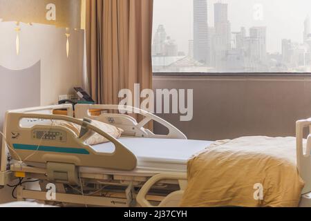 Recovery Room mit Bett und komfortable medizinische in einem Krankenhaus ausgestattet. Stockfoto