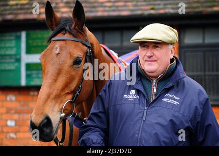 Aktenfoto vom 03-03-2022 von Paul Nicholls bei Bravemansgame. Die Chase der Betway Mildmay-Novizen scheint eines der Rennen der Sprünge-Saison zu sein, und Bravemansgame gewinnt in Aintree den ersten Grad. Bilddatum: Donnerstag, 3. März 2022. Ausgabedatum: Mittwoch, 6. April 2022. Stockfoto