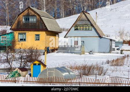 Kemerowo, Russland - März 13 2022: Kleine Landhäuser in einem Gartenbauverein in der Nähe der Stadt Kemerowo, Kemerowo Region-Kusbass, Ru Stockfoto