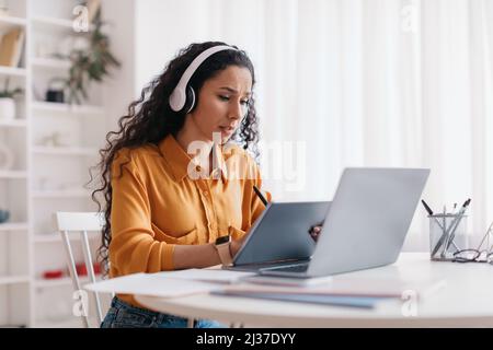 Lady Mit Tablet Und Laptop, Zeichnen Mit Stylus Im Büro Stockfoto