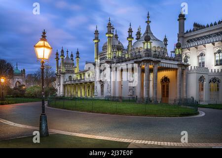 Der Royal Pavilion, auch bekannt als Brighton Pavilions, ist eine ehemalige königliche Residenz der Klasse I, die sich an der Grand Parade in Brighton befindet. Der pa Stockfoto