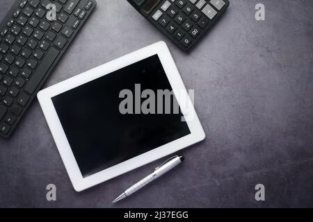Flache Komposition aus digitalem Tablet und Büromaterial auf schwarzem Hintergrund Stockfoto