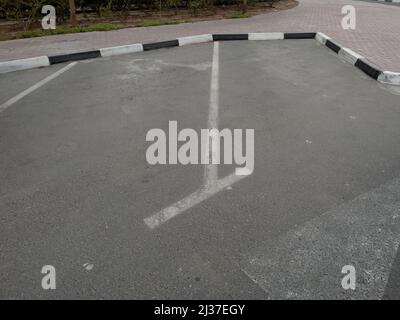 Leere öffentliche Parkplätze für Fahrzeuge an einer Straße in Dubai, Vereinigte Arabische Emirate. Stockfoto
