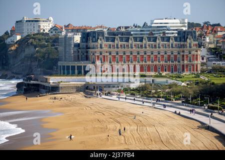 Das Hôtel du Palais (ursprünglich die Villa Eugénie) und der große Strand von Biarritz (atlantische Pyrenäen - Frankreich). Stockfoto