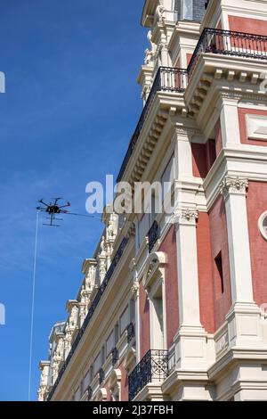 Reinigung der Fassade des Hôtel du Palais in Biarritz mit einer Drohne (Atlantische Pyrenäen - Frankreich). Stockfoto