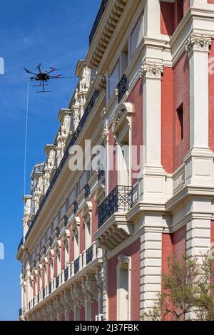 Reinigung der Fassade des Hôtel du Palais in Biarritz mit einer Drohne (Atlantische Pyrenäen - Frankreich). Stockfoto