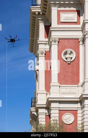 Reinigung der Fassade des Hôtel du Palais in Biarritz mit einer Drohne (Atlantische Pyrenäen - Frankreich). Stockfoto