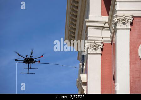 Reinigung der Fassade des Hôtel du Palais in Biarritz mit einer Drohne (Atlantische Pyrenäen - Frankreich). Stockfoto