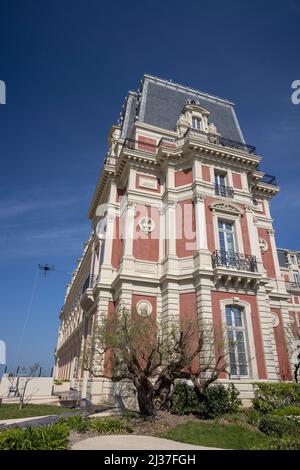 Reinigung der Fassade des Hôtel du Palais in Biarritz mit einer Drohne (Atlantische Pyrenäen - Frankreich). Stockfoto