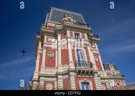 Reinigung der Fassade des Hôtel du Palais in Biarritz mit einer Drohne (Atlantische Pyrenäen - Frankreich). Stockfoto