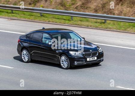 2011 schwarzer BMW 530D SE Auto, viertürige Limousine, auf der Autobahn M61, Großbritannien Stockfoto