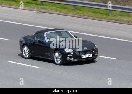 2017 schwarzes FIAT 124 Spider MultiAir Lusso 6-Gang-Schaltgetriebe; Fahren auf der M61 Motorway, Großbritannien Stockfoto