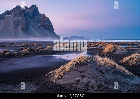 Der Berg Vestrahorn und sein schwarzer Sandstrand in Südisland Stockfoto
