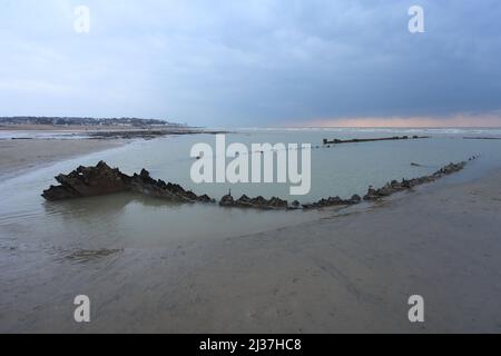 Überreste der Indiaman 'Amsterdam', die im Januar 1749 am Strand von Bulverhythe mit ihrem Bogen zum Ufer hin zerstört wurde, Hastings, East Sussex, Großbritannien Stockfoto