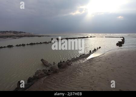 Überreste der Indiaman 'Amsterdam', die im Januar 1749 am Strand von Bulverhythe mit ihrem Bogen zum Ufer hin zerstört wurde, Hastings, East Sussex, Großbritannien Stockfoto