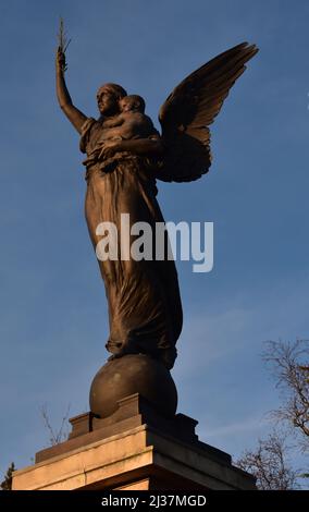 Engel des Friedens & das Kind der Zukunft, Kriegsdenkmal von Edward Alfred Briscoe Drury. St Mary's Ringway, Kidderminster, Worcestershire, England, Großbritannien. Stockfoto