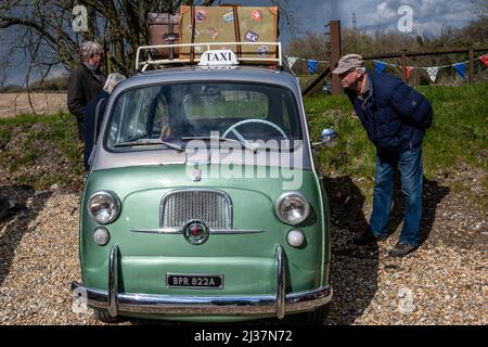 Kleines klassisches italienisches Taxi, das mit Gepäck auf einem Dachgepäckträger beladen ist, ein Fiat 600 Multipla aus dem Jahr 1963, Ropley, Hampshire, Großbritannien Stockfoto