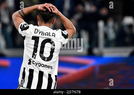 Paulo Dybala vom FC Juventus reagiert während des Fußballspiels der Serie A 2021/2022 zwischen dem FC Juventus und dem FC Internazionale im Juventus-Stadion in Turin Stockfoto