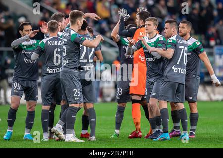 Warschau, Polen. 02. April 2022. Das Team von Lechia Danzig wird während des polnischen Spiels der PKO Ekstraklasa League zwischen Legia Warszawa und Lechia Danzig im Marschall Jozef Pilsudski Legia Warsaw Municipal Stadium gesehen. Endergebnis; Legia Warszawa 2:1 Lechia Danzig. Kredit: SOPA Images Limited/Alamy Live Nachrichten Stockfoto