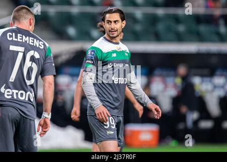 Warschau, Polen. 02. April 2022. Ilkay Durmus von Lechia im Einsatz beim Spiel der polnischen PKO Ekstraklasa League zwischen Legia Warszawa und Lechia Danzig im Marschall Jozef Pilsudski Legia Warsaw Municipal Stadium. Endergebnis; Legia Warszawa 2:1 Lechia Danzig. Kredit: SOPA Images Limited/Alamy Live Nachrichten Stockfoto