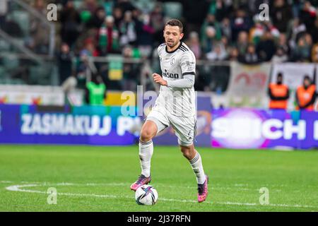 Warschau, Polen. 02. April 2022. Mateusz Wieteska von Legia im Einsatz beim Spiel der polnischen PKO Ekstraklasa League zwischen Legia Warszawa und Lechia Danzig im Marschall Jozef Pilsudski Legia Warsaw Municipal Stadium. Endergebnis; Legia Warszawa 2:1 Lechia Danzig. (Foto von Mikolaj Barbanell/SOPA Images/Sipa USA) Quelle: SIPA USA/Alamy Live News Stockfoto