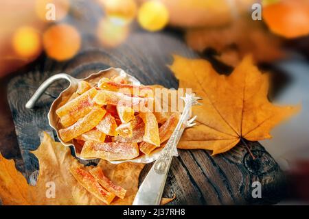 Getrocknete kandierte Kürbisfrüchte. Vorbereitung von natürlichen Bauernhof hausgemachte kandierte Kürbisfrüchte mit Puderzucker bestreut. Stockfoto