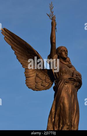 Engel des Friedens & das Kind der Zukunft, Kriegsdenkmal von Edward Alfred Briscoe Drury. St Mary's Ringway, Kidderminster, Worcestershire, England, Großbritannien. Stockfoto