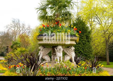 Eine Tulpendarstellung rund um die Griffin Tazza - Lion Vase im Regents Park, London Stockfoto