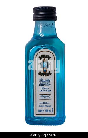 Miniatur-Flasche Bombay Sapphire Gin destillierter London Dry Gin isoliert auf weißem Hintergrund Stockfoto