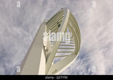 Der Spinnaker Tower in Gunwharf Quays in Portsmouth, Hampshire, England. Von der Basis aus gesehen, nach oben schauend. Stockfoto