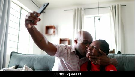 Afrikanischer Vater und Tochter, die zu Hause Selfie machen, familiäre Zuneigung und Liebe Stockfoto
