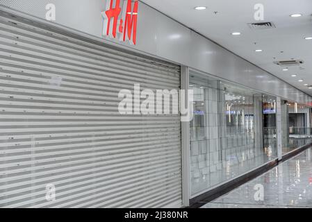 MOSKAU, RUSSLAND - 25. MÄRZ 2022: Aufgrund der Einführung anti-russischer Sanktionen wurde das Geschäft „H&M“ im Moskauer Einkaufszentrum geschlossen. Stockfoto